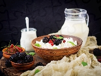 Twaróg, Czerwona porzeczka, Jogurt, Ser, Miseczki, Owoce, Dzbanek, Jeżyny, Szal, Słoiczek, Mleko, Łyżeczka