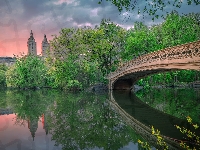 Drzewa, Manhattan, Nowy Jork, Central Park, Jezioro, Chmury, Stany Zjednoczone, Budynek Eldorado, Most