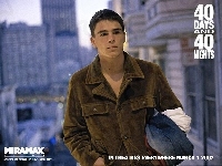 Josh Hartnett, brązowa kurtka