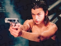 Milla Jovovich, Pistolet