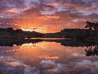Jezioro Kanpps Loch, Szkocja, Miejscowość Kilmacolm, Wschód słońca