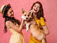 Kapelusz, Dwie, Uśmiech, Welsh corgi pembroke, Kobiety, Młode, Pies
