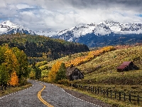 Drzewa, Droga, Pola, Stany Zjednoczone, Wilson Peak, Kolorado, Domki, Telluride, Jesień, Ogrodzenie, Chmury, Wzgórza, Góry