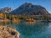 Alberta, Kanada, Park Narodowy Banff, Jezioro, Lake Minnewanka, Drzewa, Góry, Skały