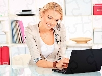 Laptop, Uśmiechnięta, Blondynka, Biuro