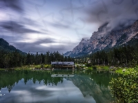 Lago Mosigo, Prowincja Belluno, Włochy, Góry, Las, Domy, Odbicie, Jezioro, Drzewa