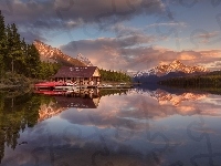 Jezioro Maligne, Park Narodowy Jasper, Las, Drzewa, Odbicie, Góry, Kanada, Przystań, Łódki
