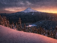 Las, Sosny, Śnieg, Jezioro, Góry, Drzewa, Stany Zjednoczone, Wschód słońca, Chmury, Mount Hood, Oregon, Zima