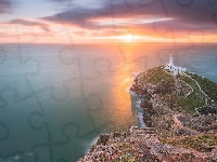 Wschód słońca, Chmury, Skały, Wyspa South Stack, Latarnia morska, Morze Irlandzkie, Walia, South Stack Lighthouse