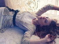 Łóżko, Scarlett Johansson, Leżąca