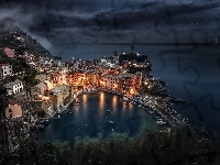 Morze, Miasto nocą, Liguria, Włochy, Łódki