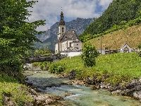 Drzewa, Ramsau bei Berchtesgaden, Park Narodowy Berchtesgaden, Góry, Rzeka Ramsauer Ache, Bawaria, Niemcy, Kościół św Sebastiana, Most