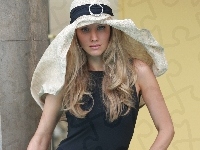 Tiffany Mulheron, Kapelusz