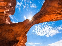 Niebo, Stany Zjednoczone, Skały, Słońce, Park Narodowy Arches, Stan Utah, Chmury