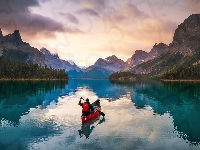 Lasy, Odbicie, Kajak, Drzewa, Góry, Chmury, Park Narodowy Jasper, Alberta, Kanada, Maligne Lake, Jezioro, Czerwony