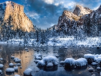 Kamienie, Chmury, Merced River, Śnieg, Drzewa, Niebo, Zima, Kalifornia, Stany Zjednoczone, Park Narodowy Yosemite, Góry, Rzeka