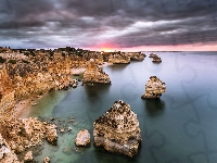Ocean Atlantycki, Portugalia, Wybrzeże Algarve, Skały