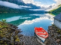 Okręg Sogn og Fjordane, Góry, Łódka, Fiord Innvikfjord, Norwegia, Wieś Olden, Kamienie