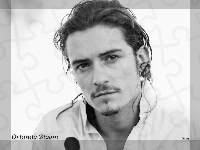 Orlando Bloom, biała koszula