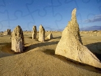 piasek, ostre kamienie