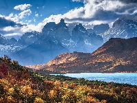 Chmury, Torres del Paine, Góry, Jezioro, Roślinność, Patagonia, Ameryka Południowa, Pehoe Lake, Chile