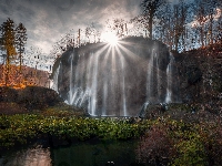 Drzewa, Wodospad, Jesień, Chorwacja, Promienie słońca, Park Narodowy Jezior Plitwickich, Rośliny