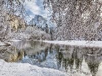 Stan Kalifornia, Drzewa, Góry, Park Narodowy Yosemite, Rzeka Merced River, Stany Zjednoczone, Zima, Las