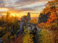 Bastei, Niemcy, Skały, Zachód słońca, Las, Park Narodowy Saskiej Szwajcarii, Jesień, Drzewa, Saksonia, Góry Połabskie, Chmury