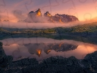 Patagonia, Wschód Słońca, Masyw Torres del Paine, Park Narodowy Torres Del Paine, Góry Cordillera del Paine, Chile, Jezioro, Mgła