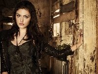 Makijaż, Phoebe Tonkin, Stary Budynek, Kobieta, Brunetka, Biżuteria