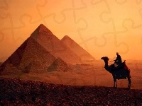 Piramidy, Wielbłąd