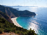 Morze, Plaża, Zatoka, Krzewy, Góry