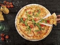 Zioła, Stół, Sól, Talerz, Ręka, Pieprz, Pizza, Pomidory