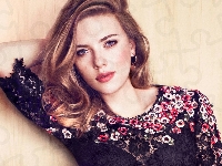 Uniesiona, Scarlett, Johansson, Ręka