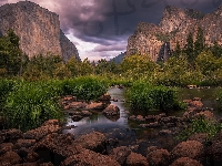 Rzeka, Kalifornia, Stany Zjednoczone, Park Narodowy Yosemite, Kamienie, Trawa, Roślinność, Góry, Chmury