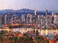 Rzeka, Drzewa, Drapacze chmur, Miasto, Vancouver, Budynki, Kanada, Góry