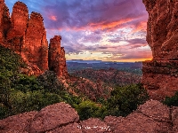 Zachód słońca, Arizona, Stany Zjednoczone, Skały, Drzewa, Sedona