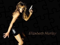 Sexy, Elizabeth Hurley, pistolet