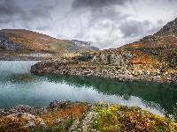 Skały, Park Narodowy Snowdonia, Walia, Jezioro Llyn Peris, Roślinność, Jesień