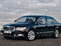 Skoda Superb, Czarny, Chmury