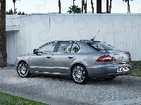 Skoda Superb, Srebrny, Podjazd