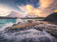 Góry, Chile, Paine Grande, Zachód słońca, Wybrzeże, Jezioro, Fale, Skały, Park Narodowy Torres del Paine, Pehoe Lake, Chmury