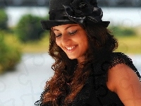 Sneha Ullal, Aktorka, Kapelusz
