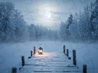 Śnieg, Zima, Mgła, Księżyc, Ośnieżone, Pomost, Latarnia, Drzewa, Jezioro, Zaśnieżone