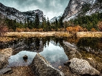 Stan Kalifornia, Jezioro Mirror Lake, Skały, Park Narodowy Yosemite, Szczyt Half Dome, Stany Zjednoczone, Góry, Drzewa