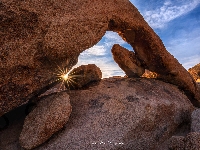 Park Narodowy Joshua Tree, Skały, Promienie słońca, Stany Zjednoczone, Niebo, Formacja Arch Rock, Stan Kalifornia