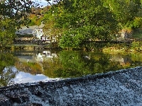 Wieś Chapel Stile, Hrabstwo Kumbria, Drzewa, Anglia, Rzeka River Brathay, Dom