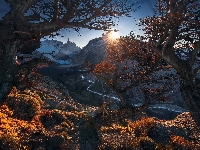 Drzewa, Patagonia, Argentyna, Park Narodowy Los Glaciares, Góry, Rzeka Rio de las Vueltas, Promienie słońca, Jesień, Szczyt Fitz Roy