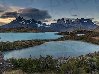 Chmury, Ośnieżone, Góry Torres del Paine, Szczyty, Krzewy, Patagonia, Chile, Jezioro, Park Narodowy Torres del Paine