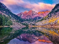 Stan Kolorado, Jezioro Maroon, Odbicie, Szczyty Maroon Bells, Stany Zjednoczone, Góry, Drzewa